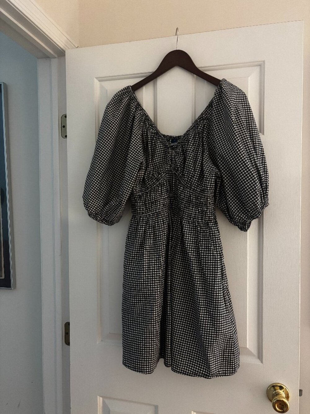 NWT V-neck Gingham puff sleeve dress